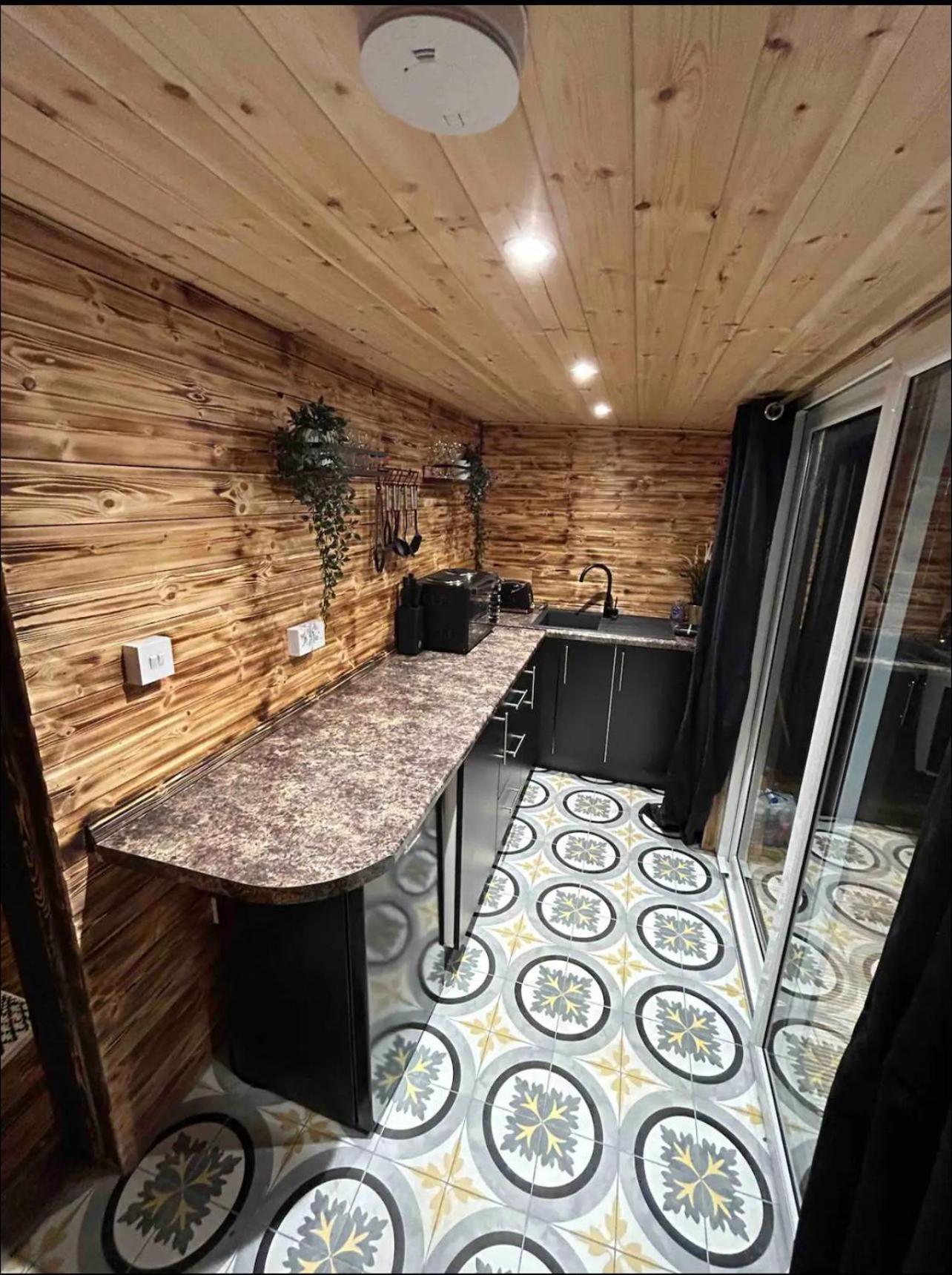 Cozy Cottage With Hot Tub! 卡德纳姆 外观 照片