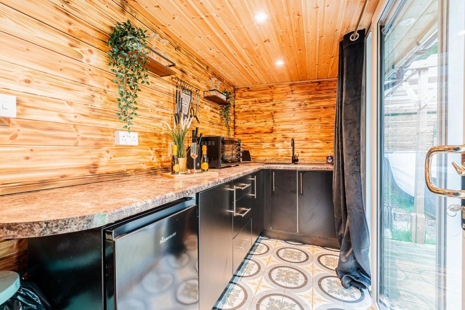 Cozy Cottage With Hot Tub! 卡德纳姆 外观 照片