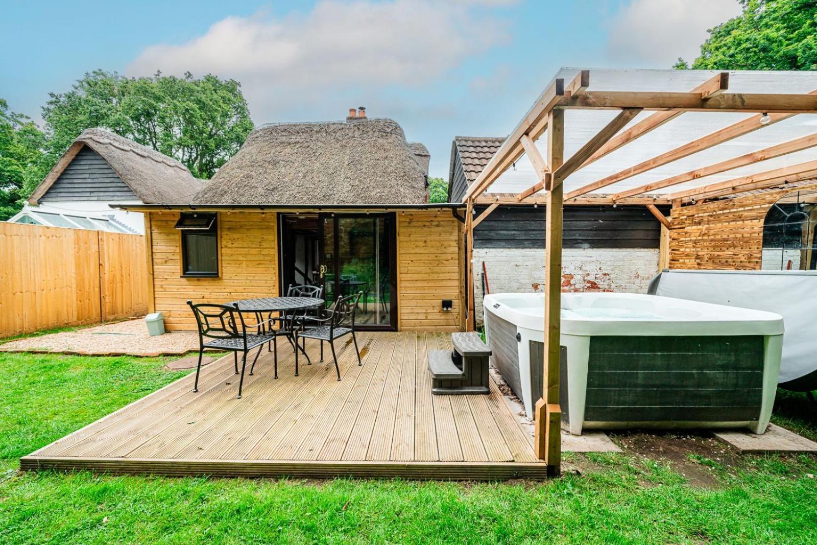 Cozy Cottage With Hot Tub! 卡德纳姆 外观 照片