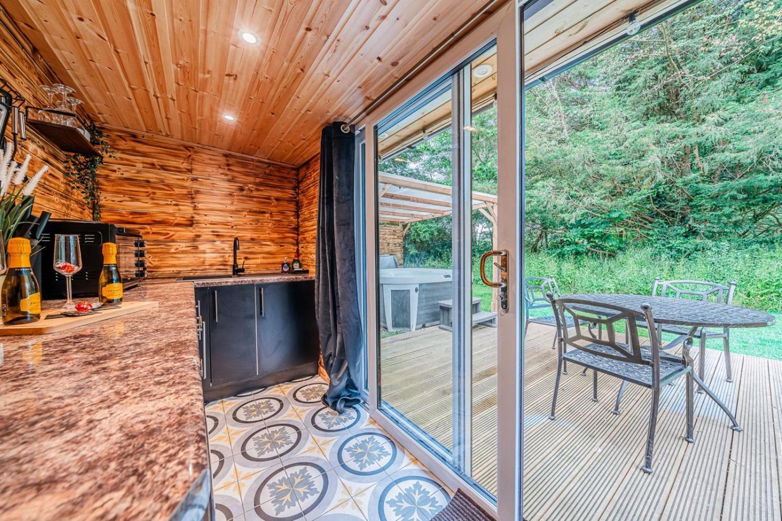 Cozy Cottage With Hot Tub! 卡德纳姆 外观 照片