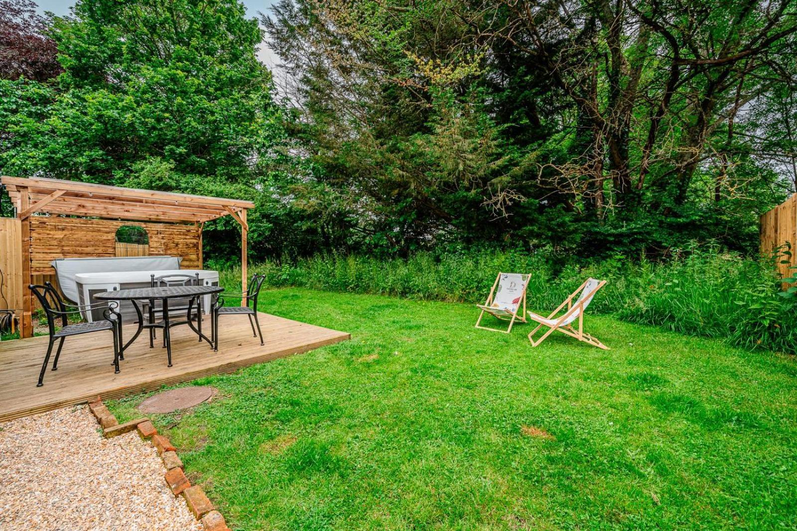 Cozy Cottage With Hot Tub! 卡德纳姆 外观 照片